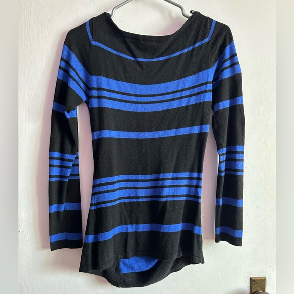 Le Chateau Long Sleeved Top with Buttons - Picture 2 of 3